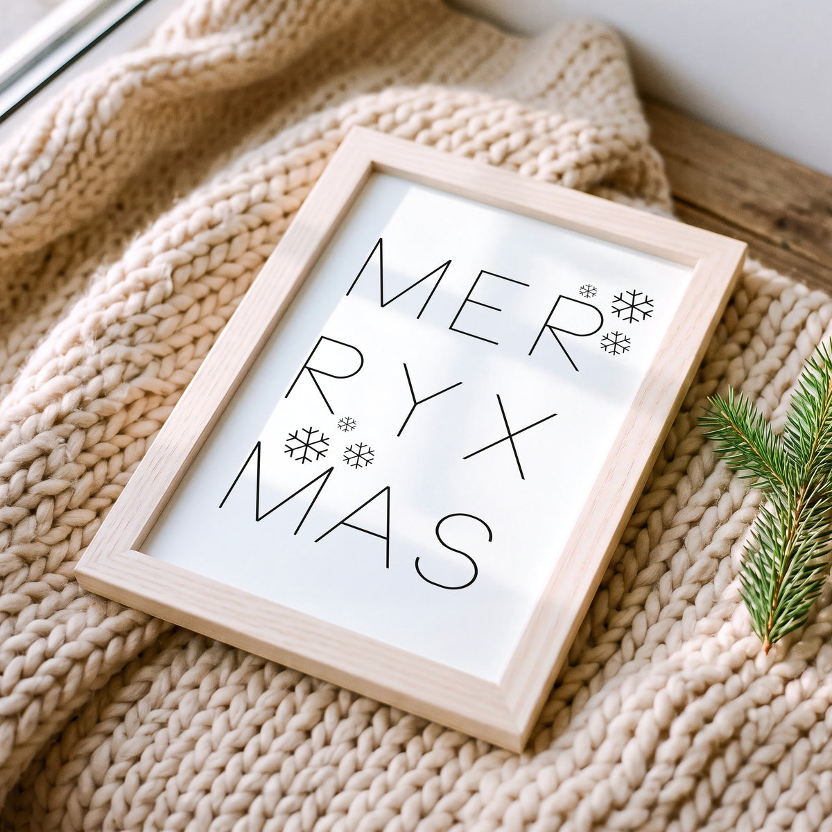 Weihnachtsposter Merry XMAS im Holzrahmen auf einer Strickdecke