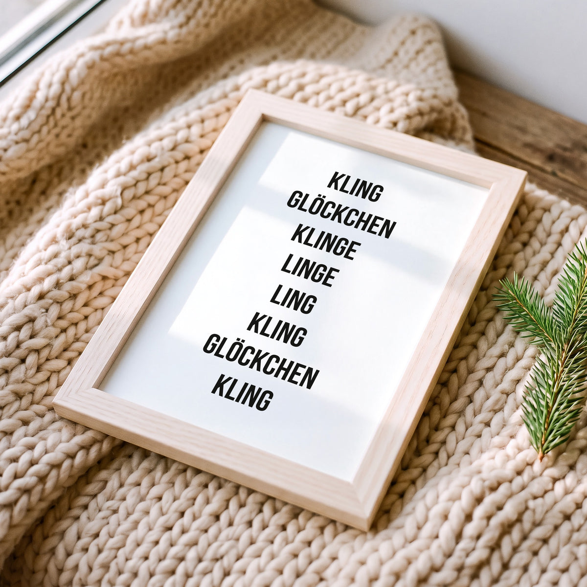 Weihnachtsposter Kling Glöckchen im Holzrahmen auf einer Strickdecke