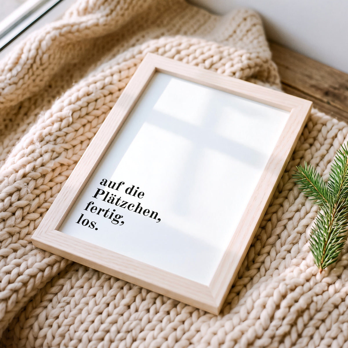 Weihnachtsposter Plätzchen im Holzrahmen auf einer Strickdecke