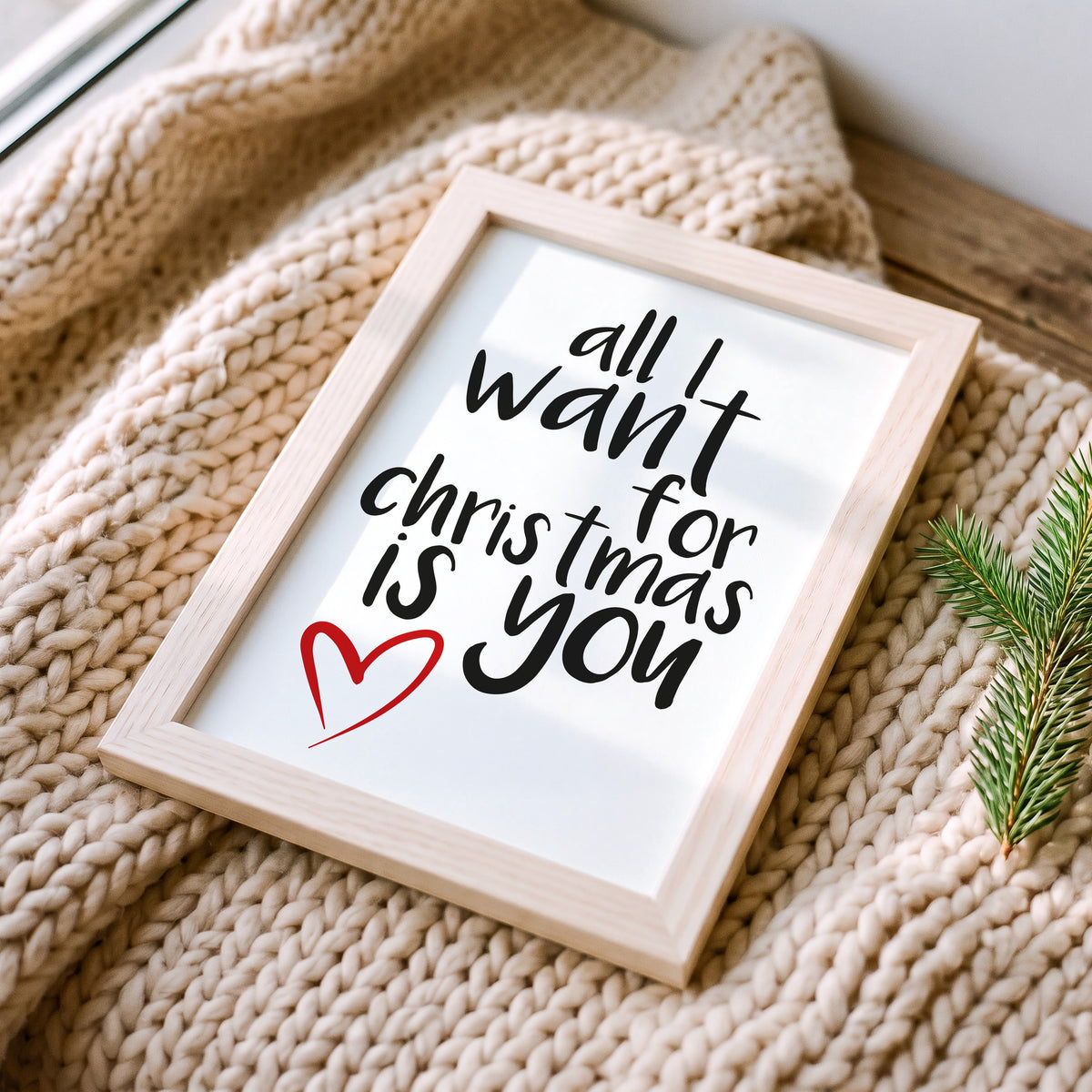 Weihnachtsposter All I Want for Christmas is you im Holzrahmen auf einer Strickdecke