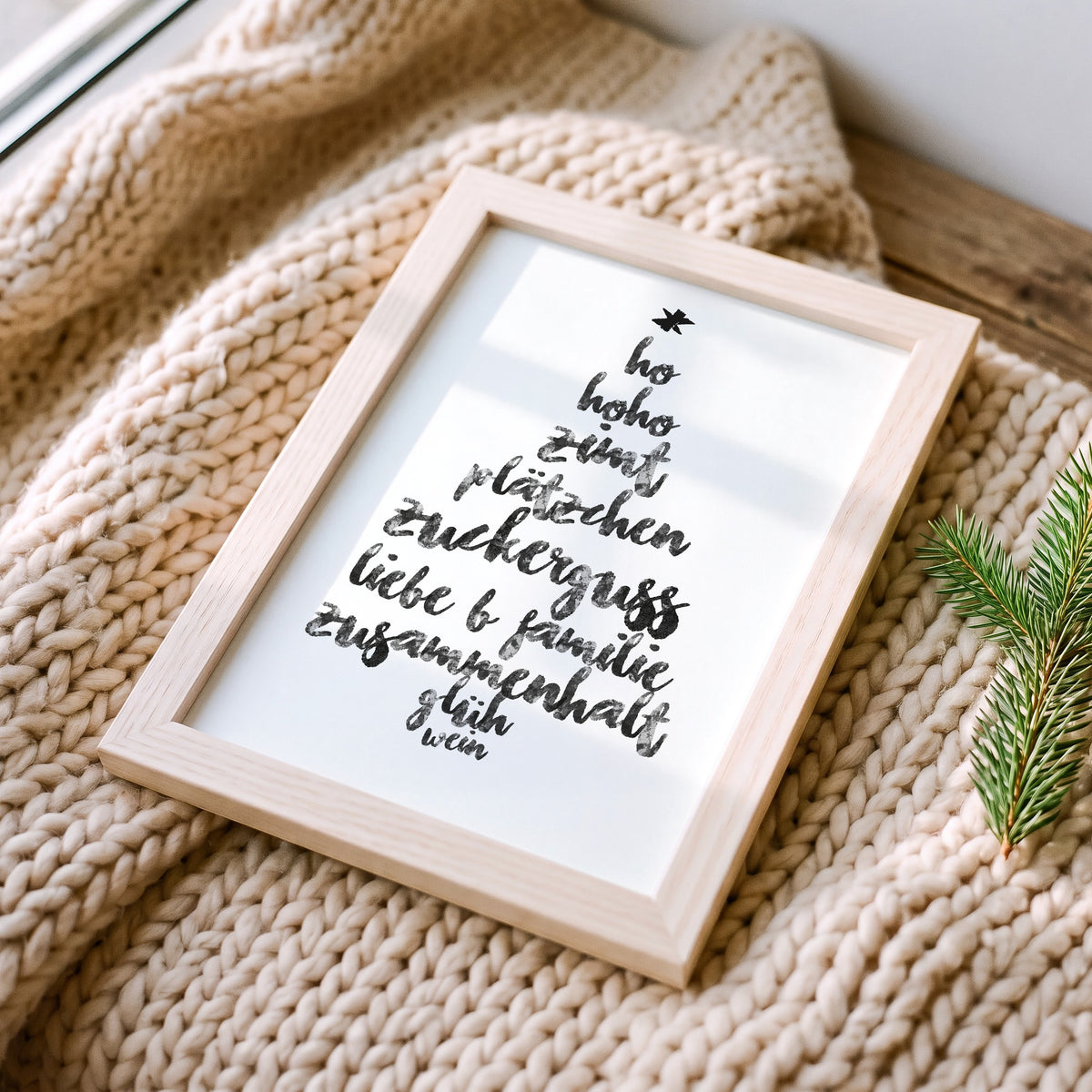 Weihnachtsposter Olle Socken im Holzrahmen auf einer Strickdecke