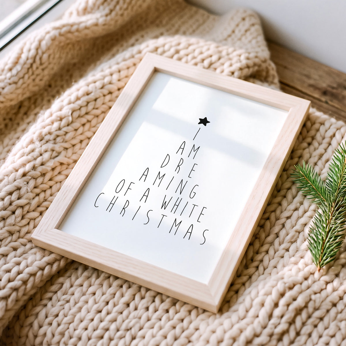 Weihnachtsposter White Christmas im Holzrahmen auf einer Strickdecke