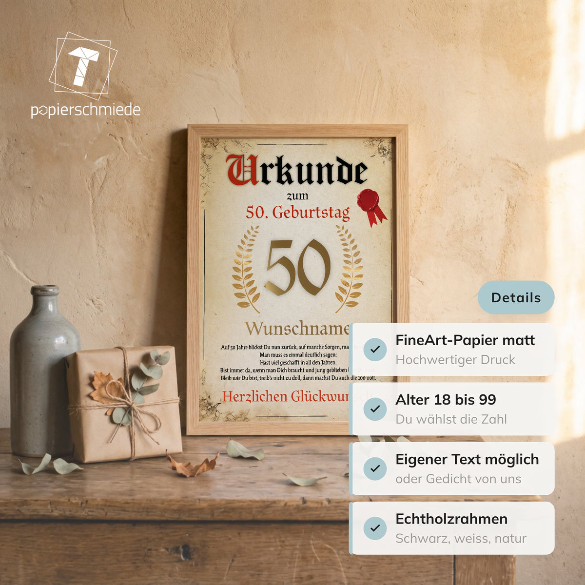 Gerahmte Urkunde zum 50. Geburtstag auf einer Kommode neben einem Geschenk, mit Liste der Eigenschaften