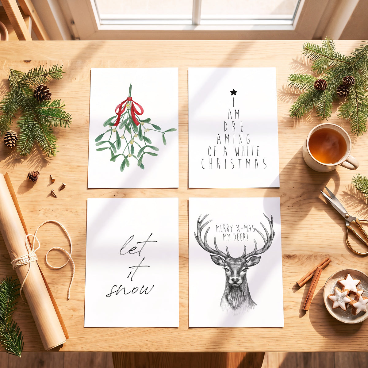 Weihnachtsposter Let It Snow mit weiteren Motiven der Serie auf einem Tisch