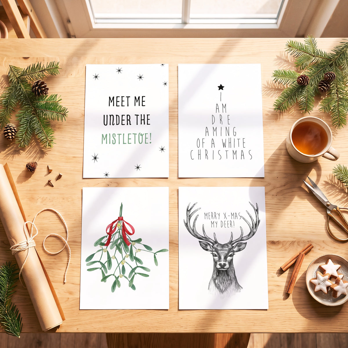 Weihnachtsposter Mistletoe mit weiteren Motiven der Serie auf einem Tisch
