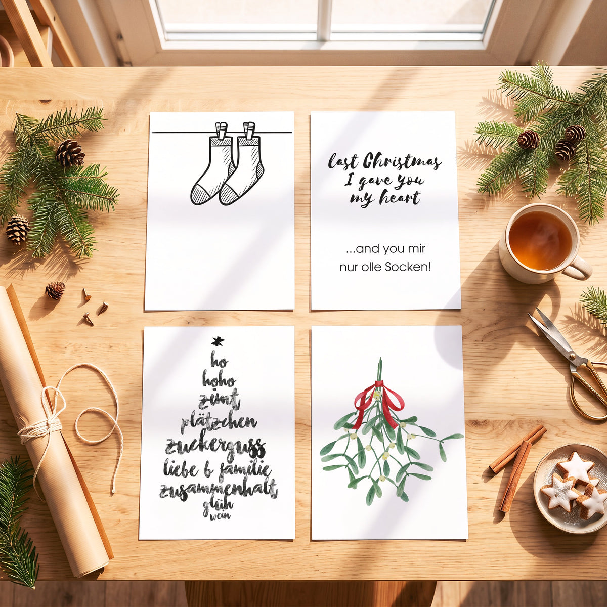 Weihnachtsposter Olle Socken mit weiteren Motiven der Serie auf einem Tisch