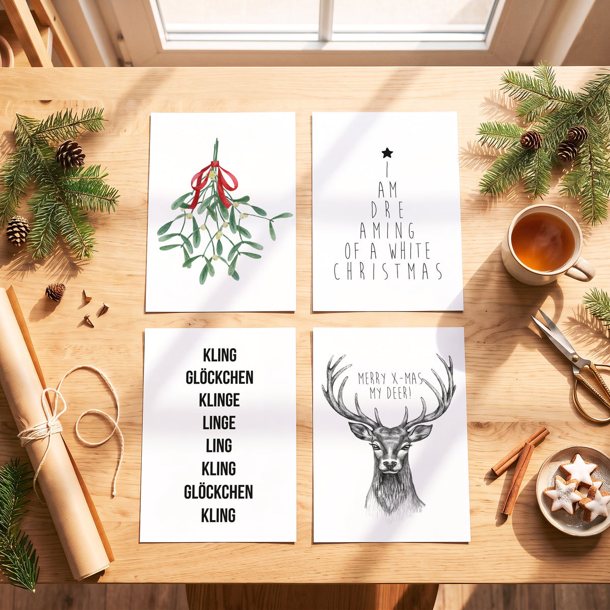 Weihnachtsposter Kling Glöckchen mit weiteren Motiven der Serie auf einem Tisch