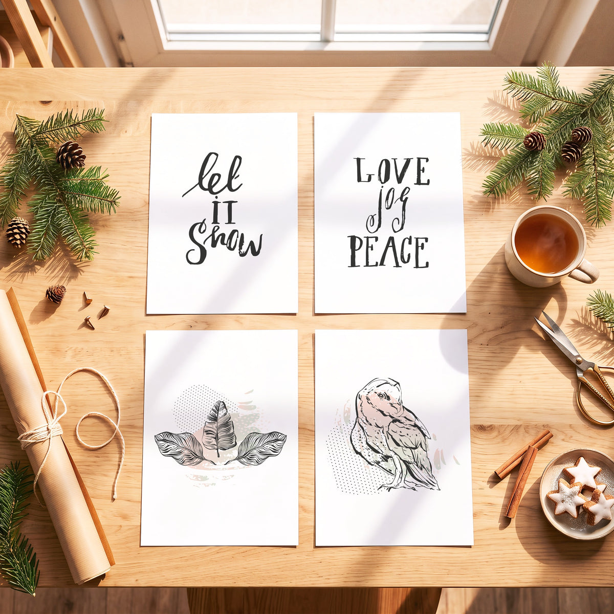Weihnachtsposter Eule mit weiteren Motiven der Serie auf einem Tisch