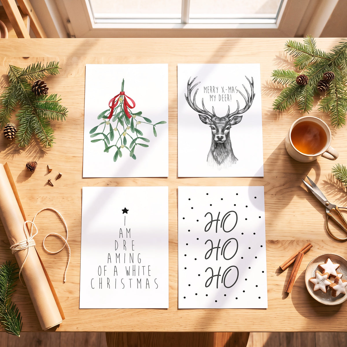 Weihnachtsposter White Christmas mit weiteren Motiven der Serie auf einem Tisch
