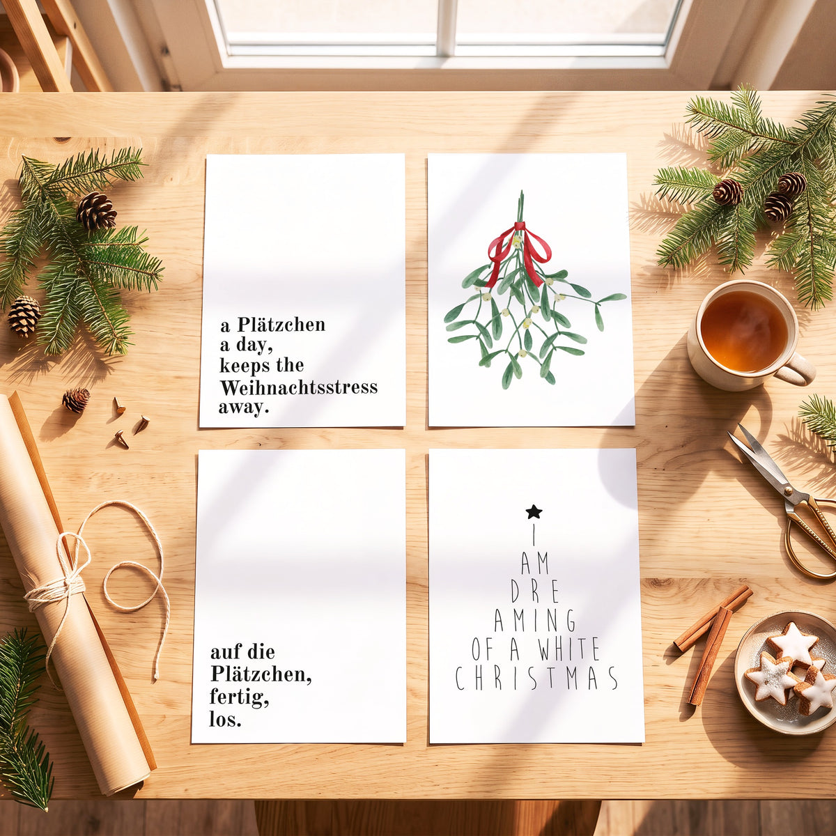 Weihnachtsposter Plätzchen mit weiteren Motiven der Serie auf einem Tisch