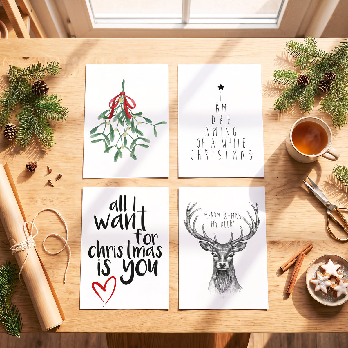 Weihnachtsposter All I Want for Christmas is you mit weiteren Motiven der Serie auf einem Tisch