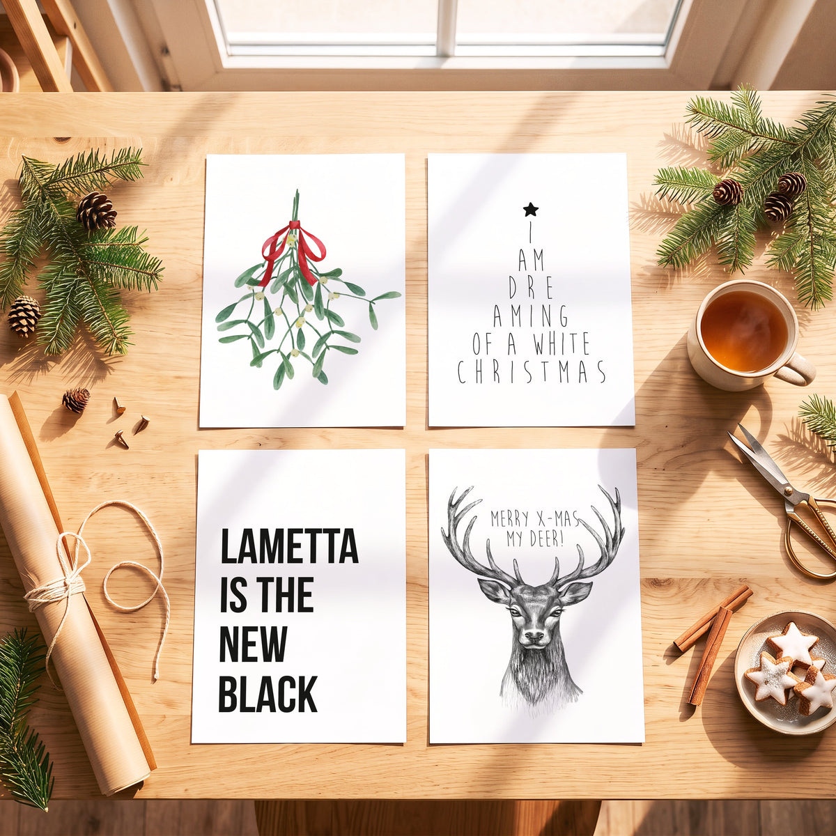 Weihnachtsposter Lametta mit weiteren Motiven der Serie auf einem Tisch