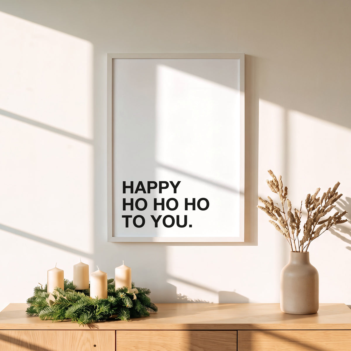Weihnachtsposter Happy Ho Ho Ho über einem Adventskranz