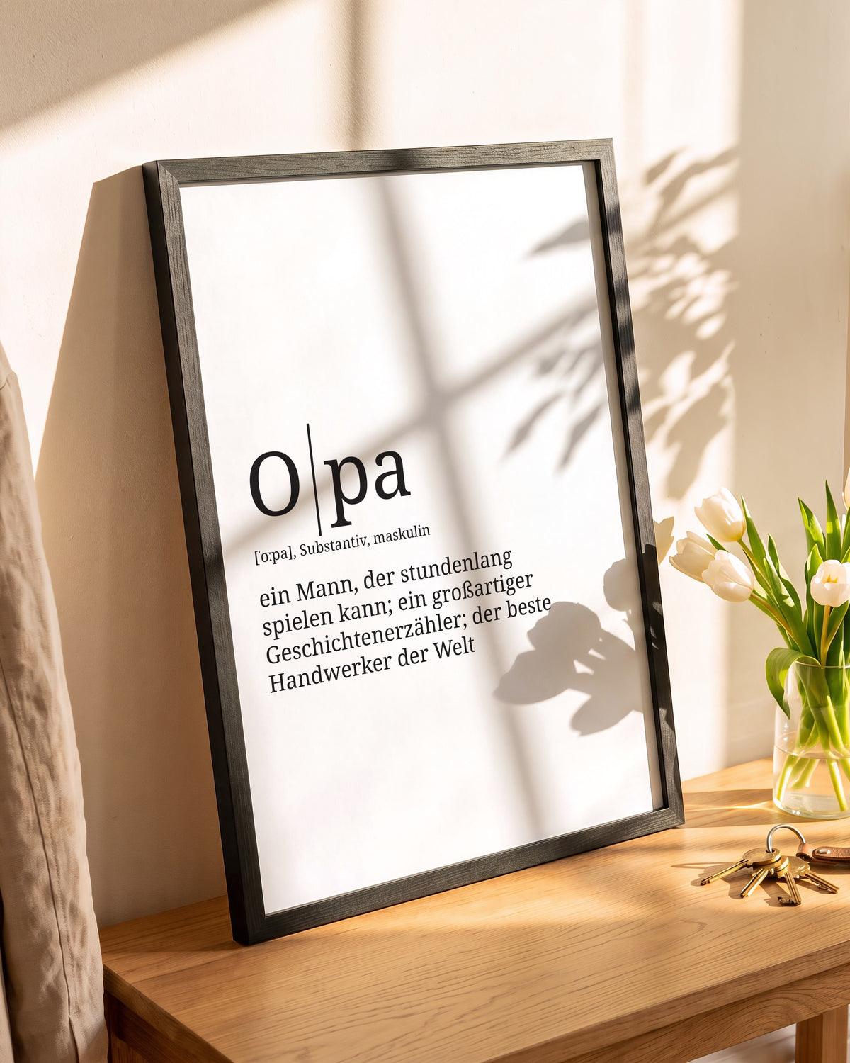 Definition Poster Opa im schwarzen Rahmen im Flur
