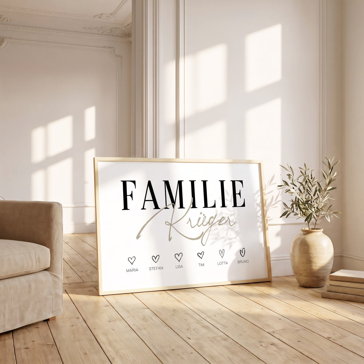Großes Familienposter auf alten Holzdielen im Altbau an die Wand gelehnt