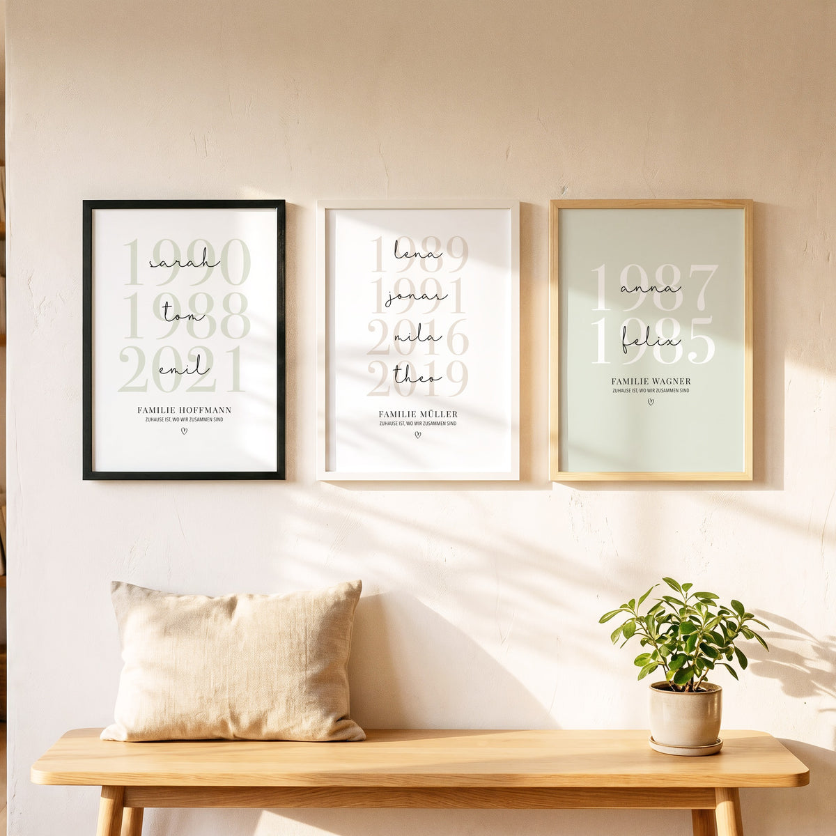 Drei Familienposter in Holzrahmen Schwarz, Weiß und Natur hell an einer Wand