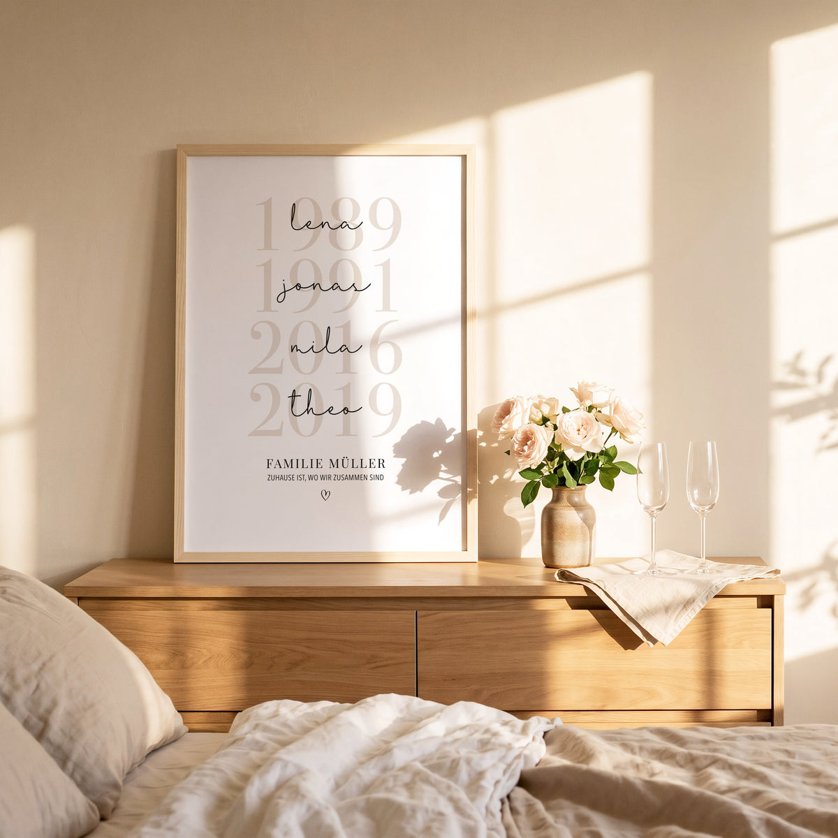 Familienposter mit Jahreszahlen im hellen Holzrahmen auf einem Sideboard im sonnigen Schlafzimmer