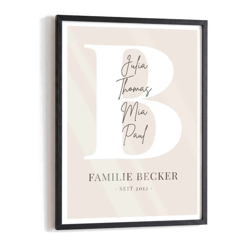 Personalisiertes Familienposter mit großem Buchstaben B und vier Vornamen im schwarzen Holzrahmen