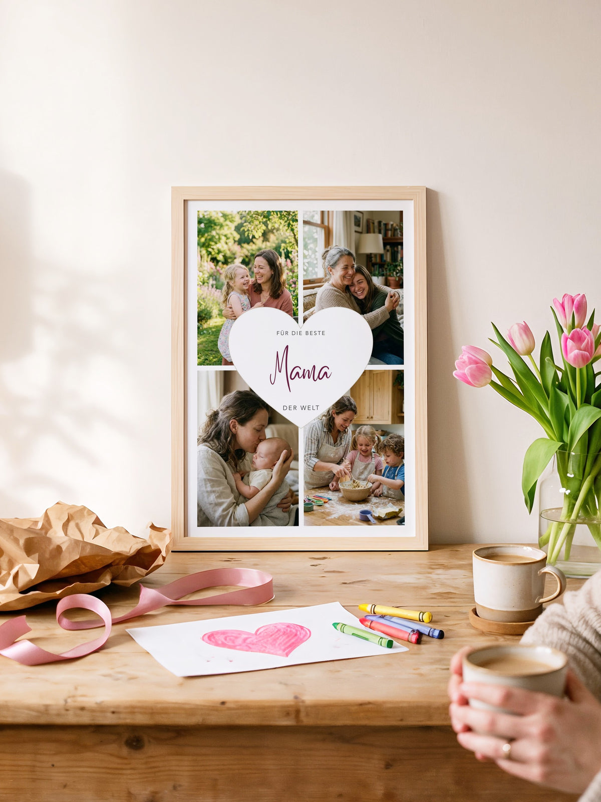 Fotocollage Herz Mama im Holzrahmen auf dem Küchentisch neben Geschenkpapier, daneben Mama mit einer Tasse Kaffee