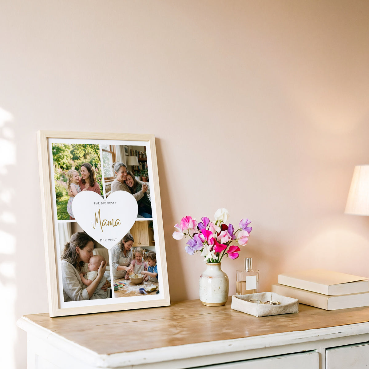 Fotocollage Herz Mama an die Wand gelehnt auf einer weißen Kommode mit Wicken und Tischlampe