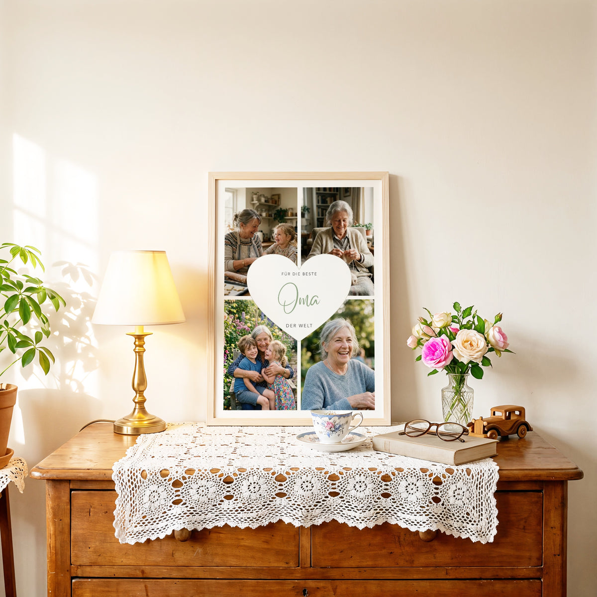 Fotocollage Herz Oma im Holzrahmen auf einer Kirschholzkommode mit Spitzendecke, Rosen und Tischlampe