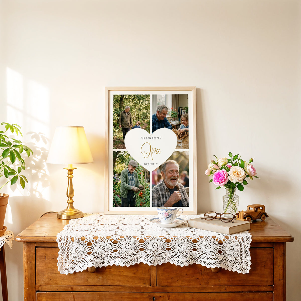 Fotocollage Herz Opa im Holzrahmen auf einer Kirschholzkommode mit Spitzendecke, Rosen und Tischlampe