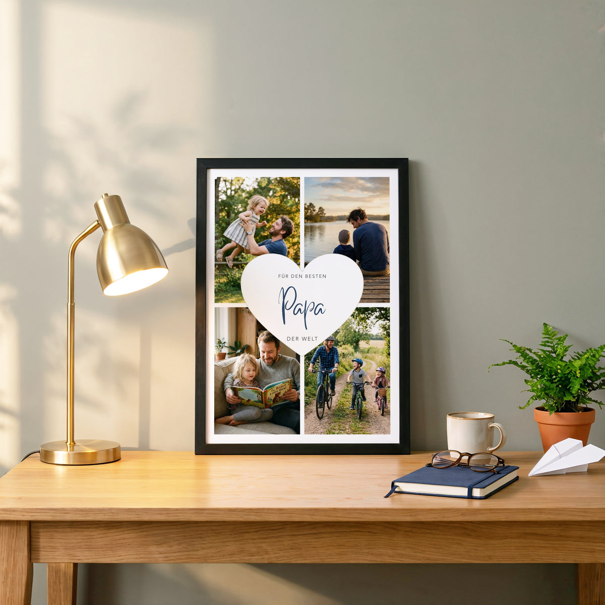 Fotocollage Herz Papa im Holzrahmen auf einem Holzschreibtisch mit Messinglampe