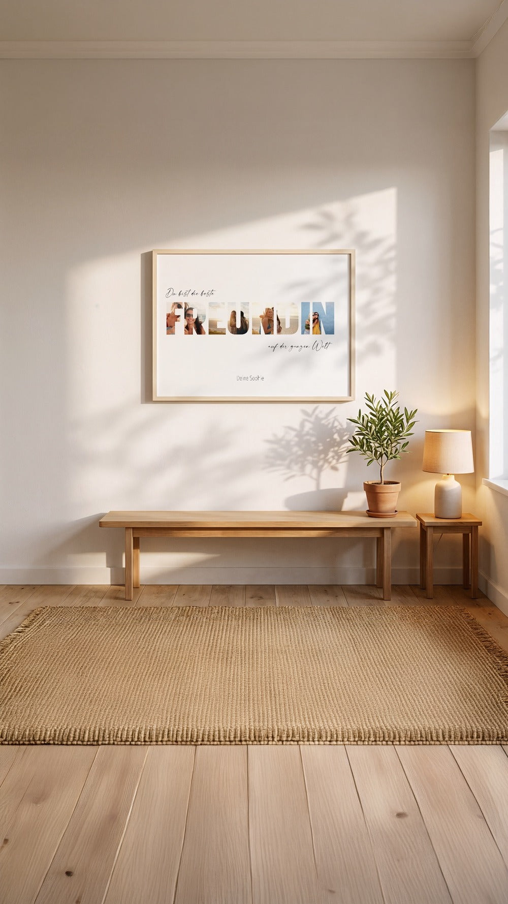 Fotobuchstaben-Poster FREUNDIN im Holzrahmen an einer hellen Wand