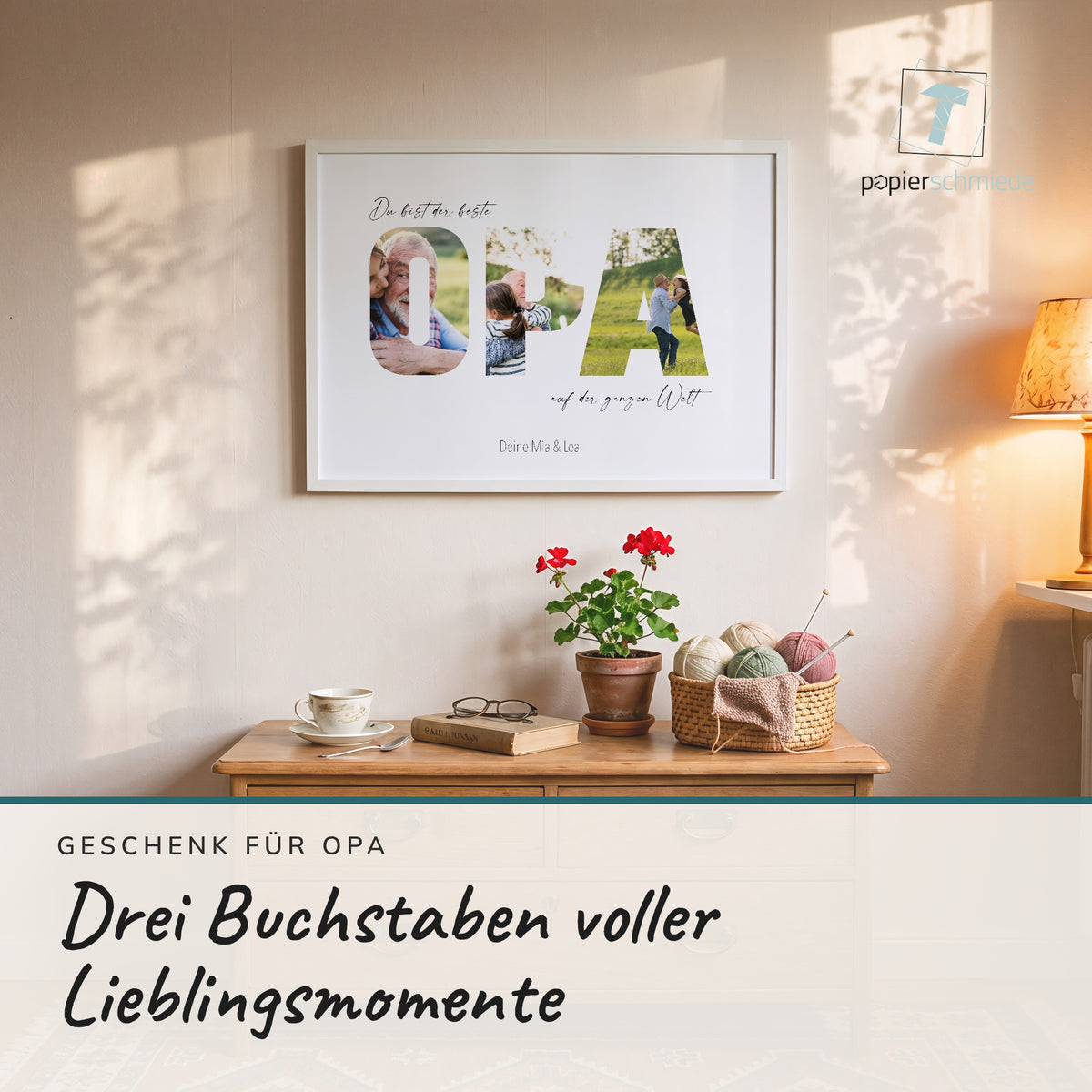 Fotobuchstaben-Poster OPA im Holzrahmen auf einem Sideboard