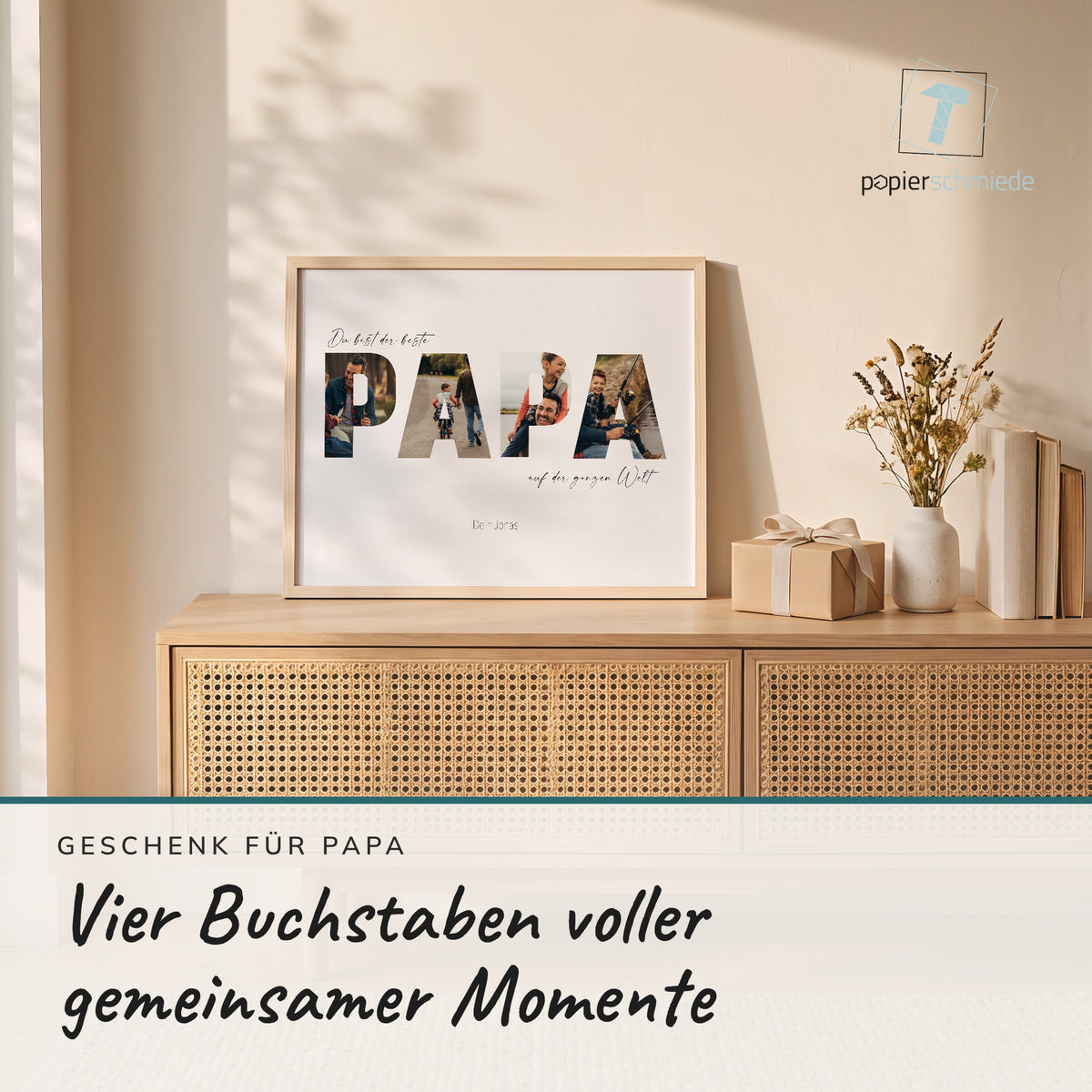 Fotobuchstaben-Poster PAPA im Holzrahmen auf einem Sideboard