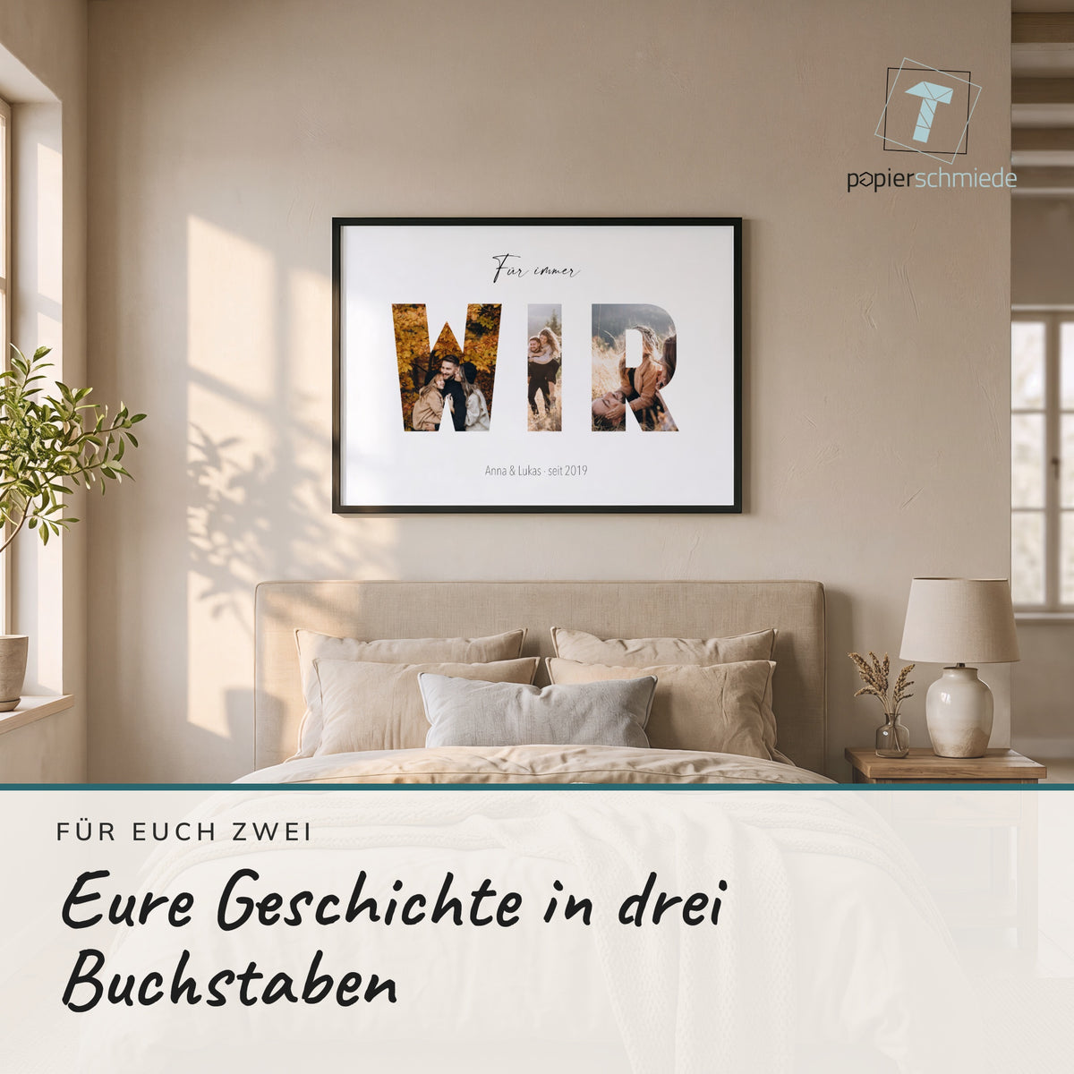 Fotobuchstaben-Poster WIR im Holzrahmen auf einem Sideboard