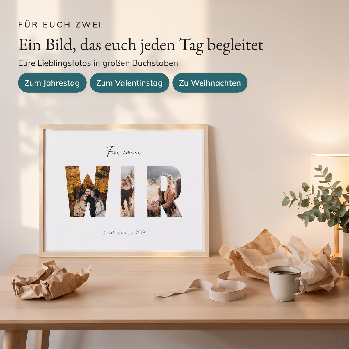 Fotobuchstaben-Poster WIR als Geschenk auf dem Tisch