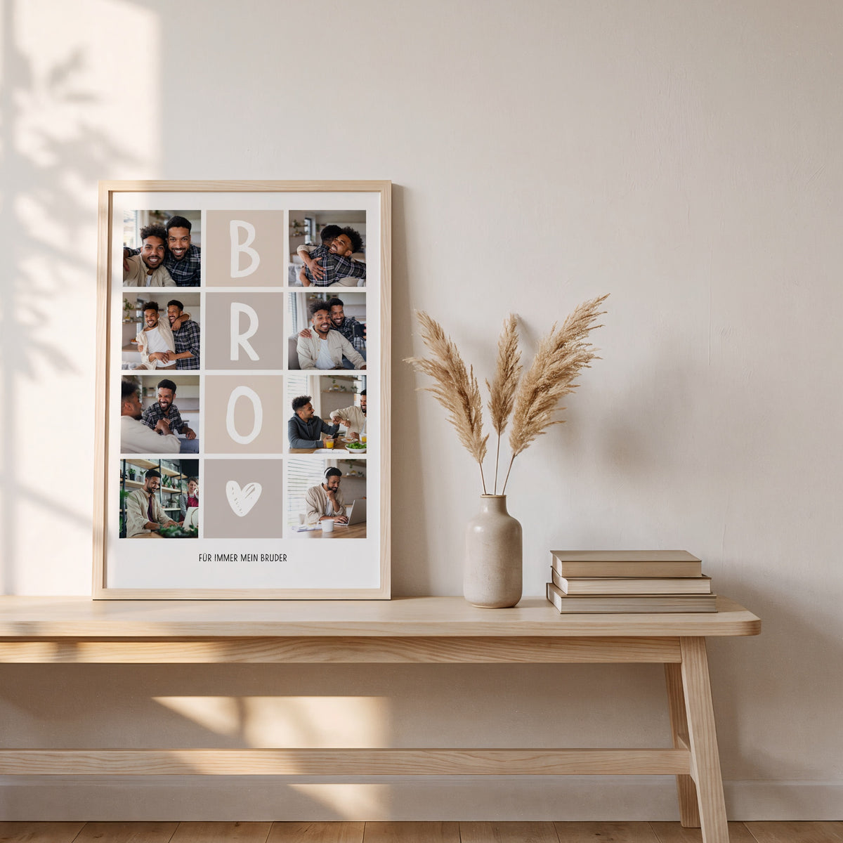 Fotocollage BRO an eine helle Wand gelehnt, daneben Pampasgras und ein Korb