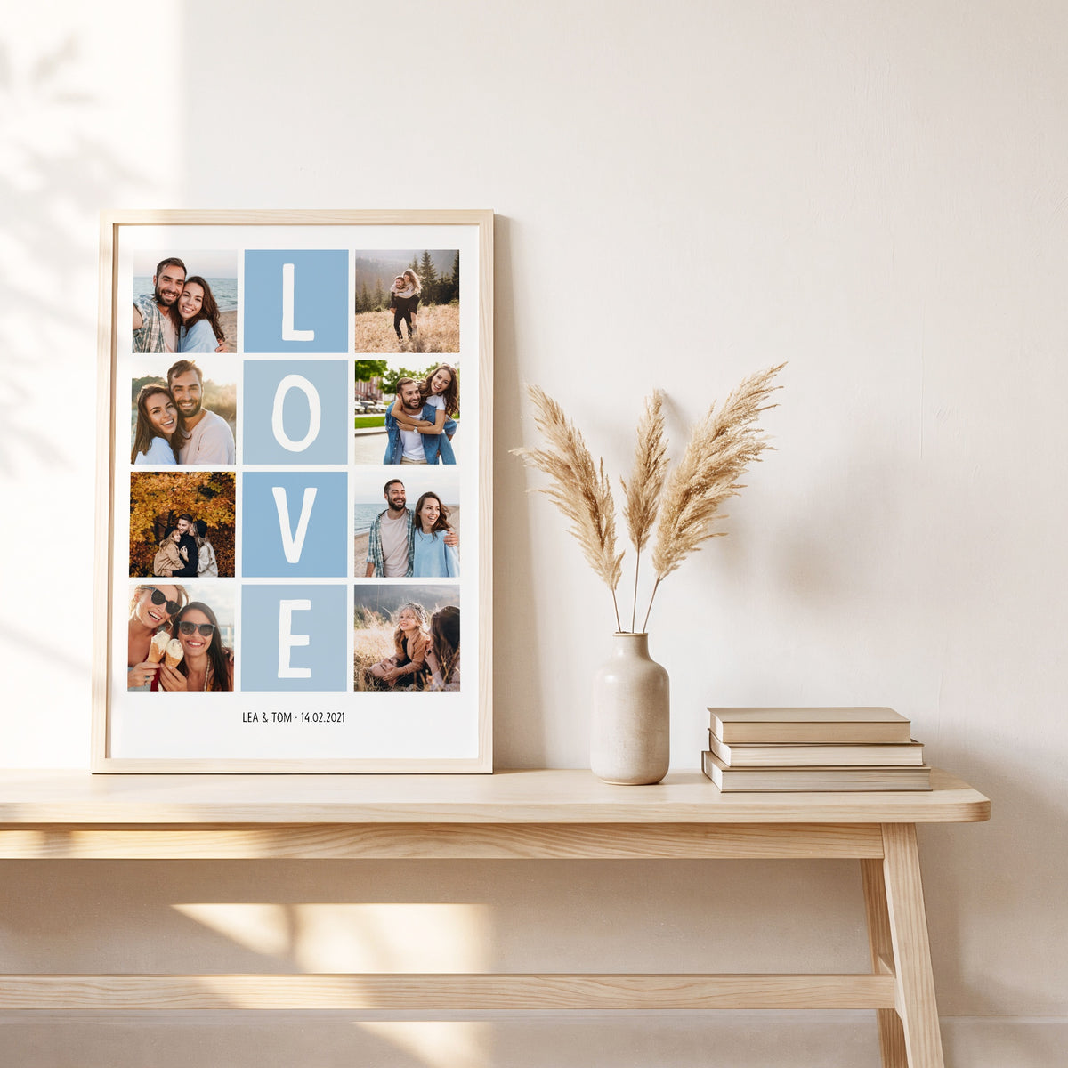 Fotocollage LOVE an eine helle Wand gelehnt, daneben Pampasgras und ein Korb