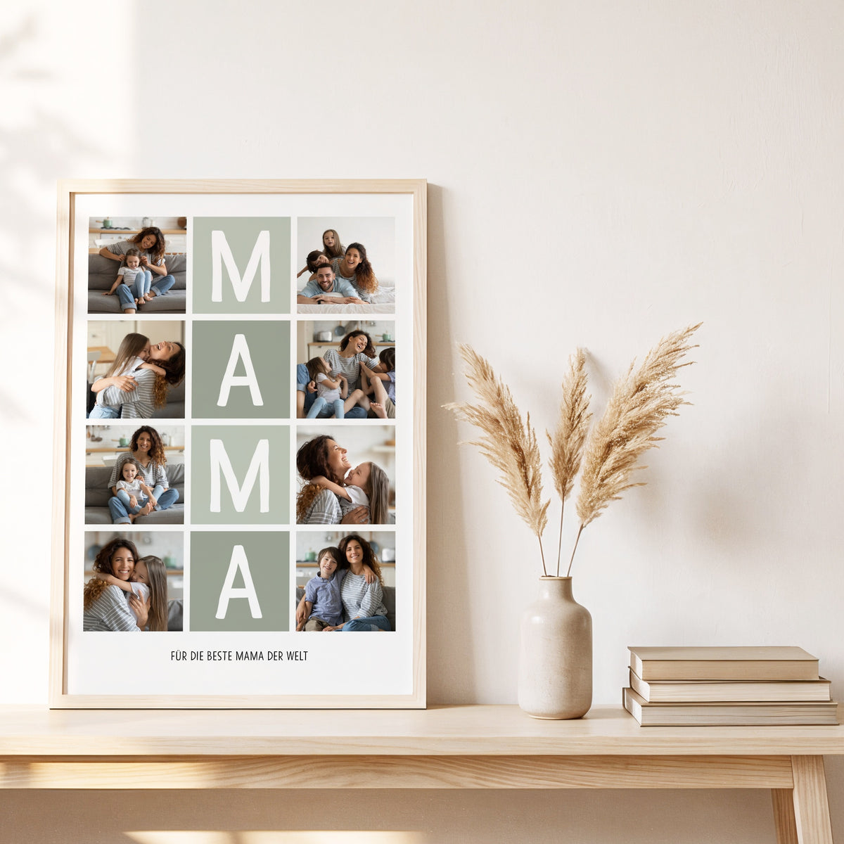 Fotocollage MAMA an eine helle Wand gelehnt, daneben Pampasgras und ein Korb