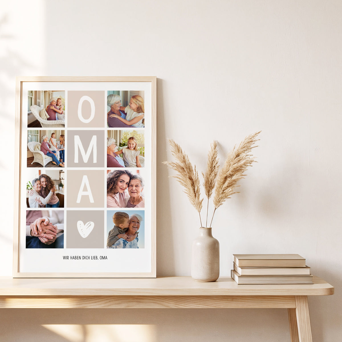 Fotocollage OMA an eine helle Wand gelehnt, daneben Pampasgras und ein Korb