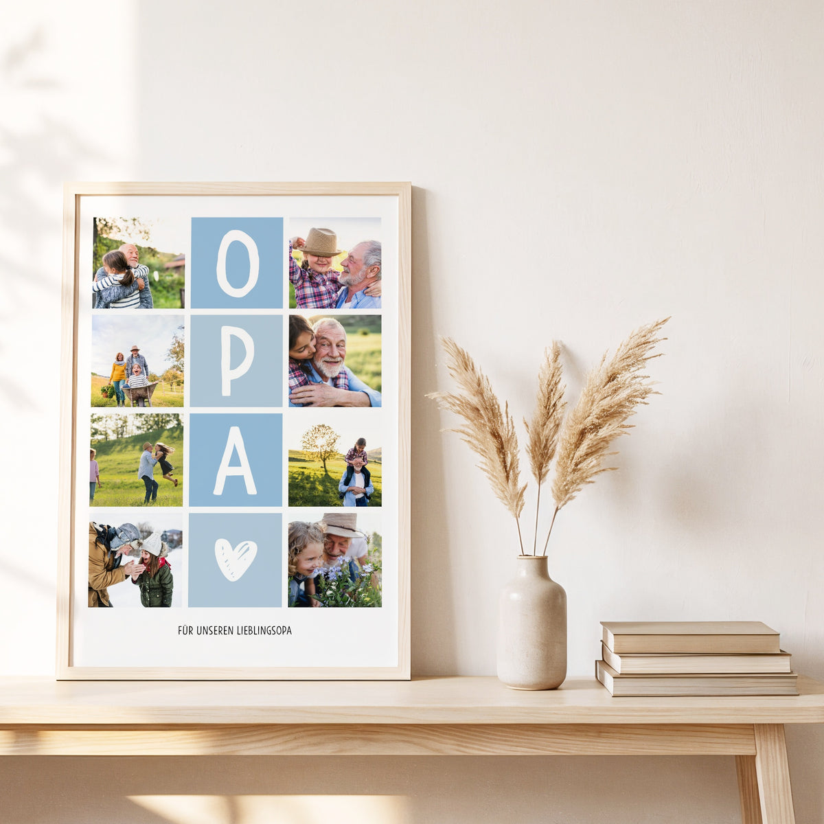 Fotocollage OPA an eine helle Wand gelehnt, daneben Pampasgras und ein Korb
