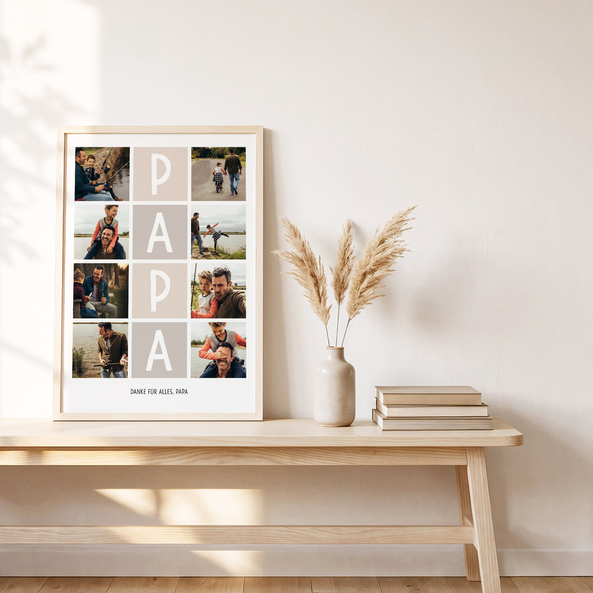Fotocollage PAPA an eine helle Wand gelehnt, daneben Pampasgras und ein Korb