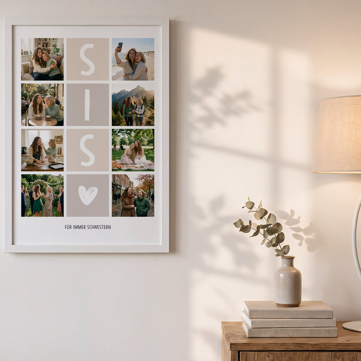Fotocollage SIS auf einer hellen Holzbank