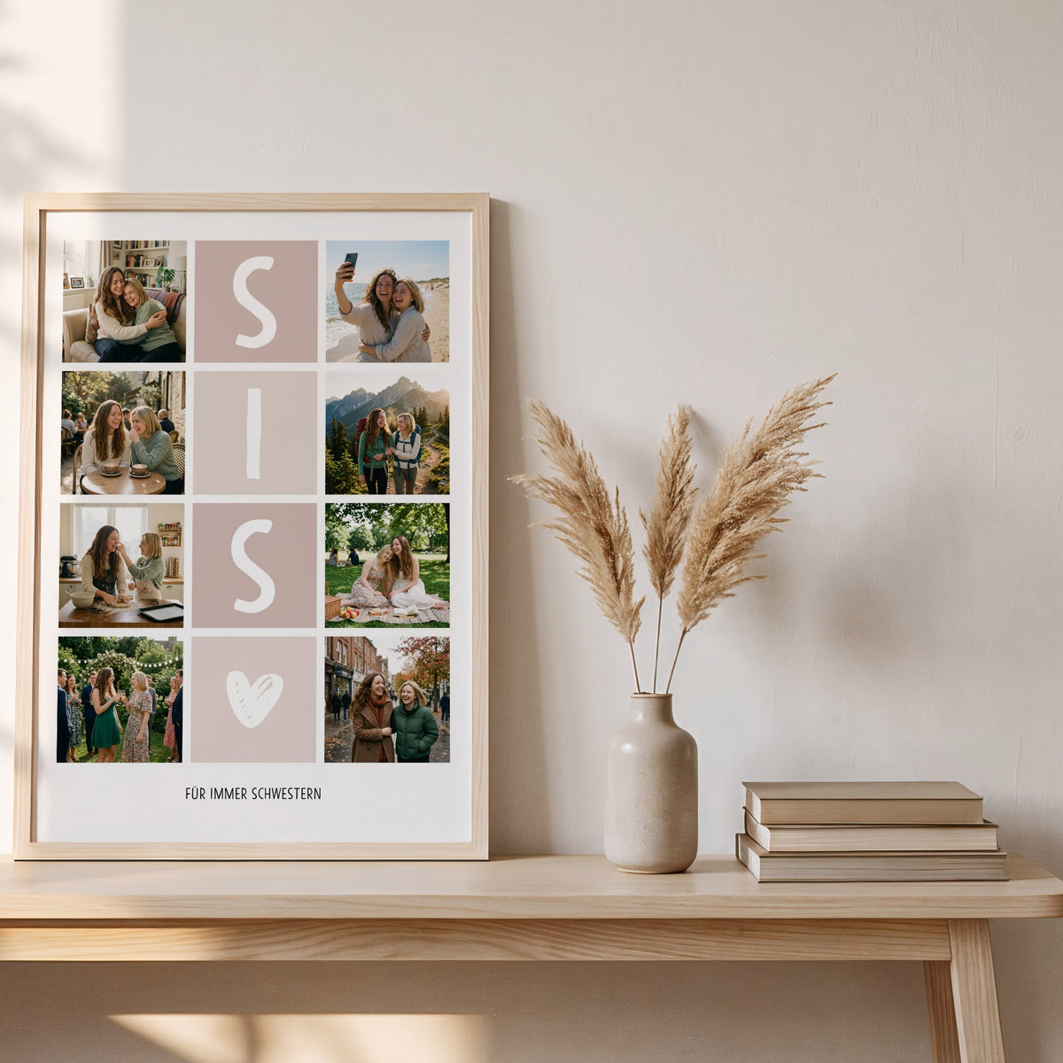 Fotocollage SIS an eine helle Wand gelehnt, daneben Pampasgras und ein Korb