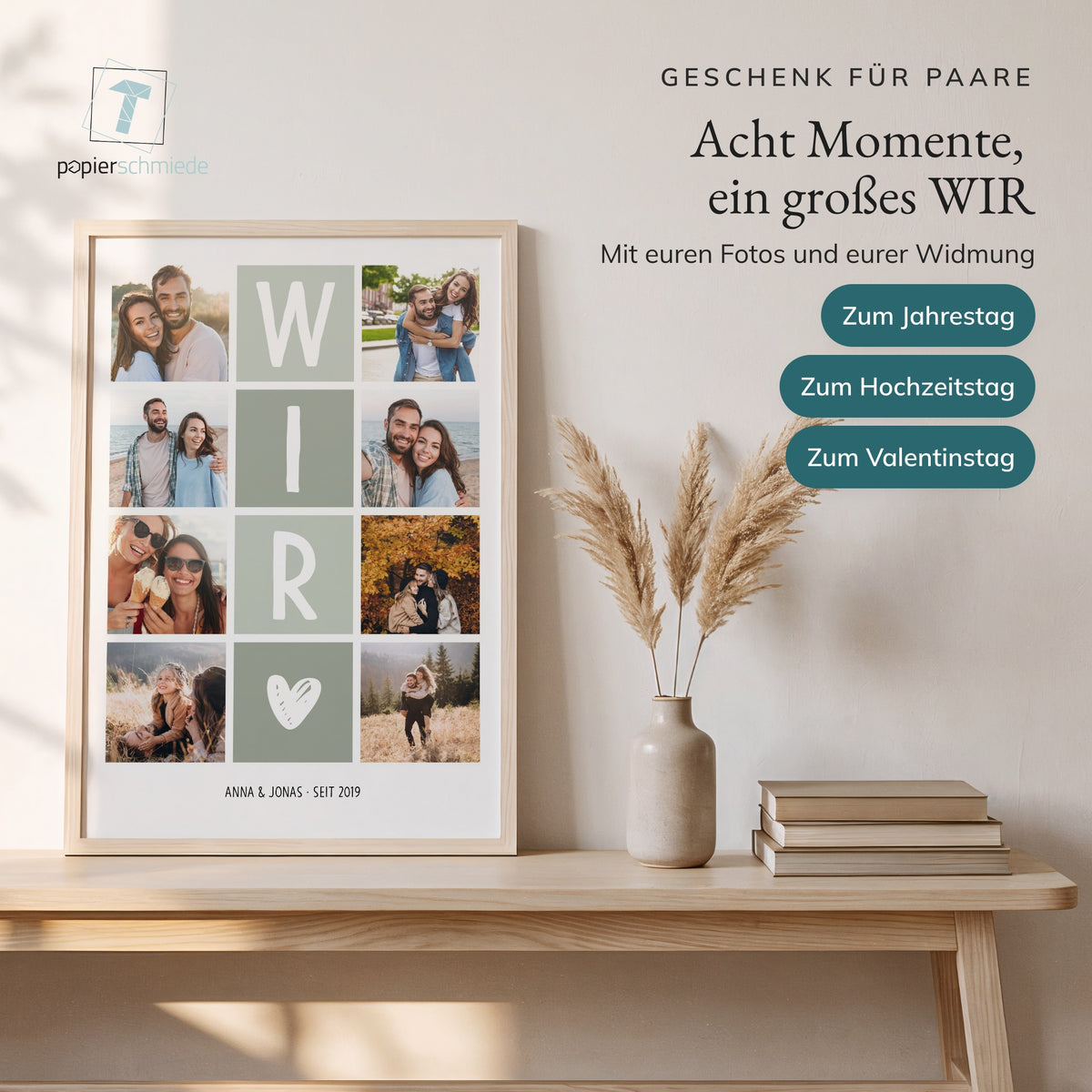 Fotocollage WIR an eine helle Wand gelehnt, daneben Pampasgras und ein Korb