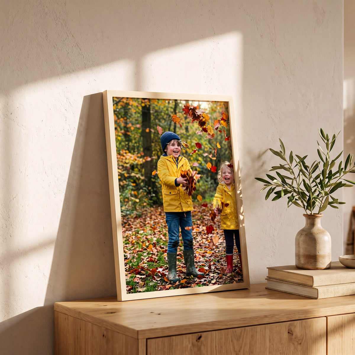 Gerahmtes Familienfoto im Format A4 auf einem hellen Sideboard