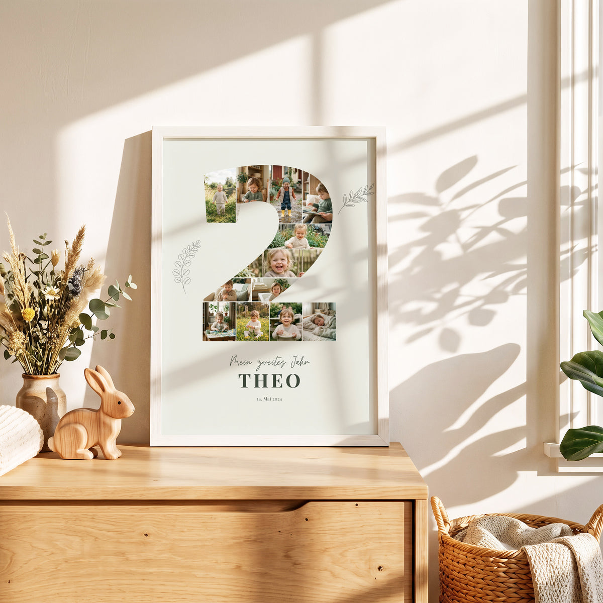 Poster Mein zweites Jahr im hellen Kinderzimmer auf einer Kommode