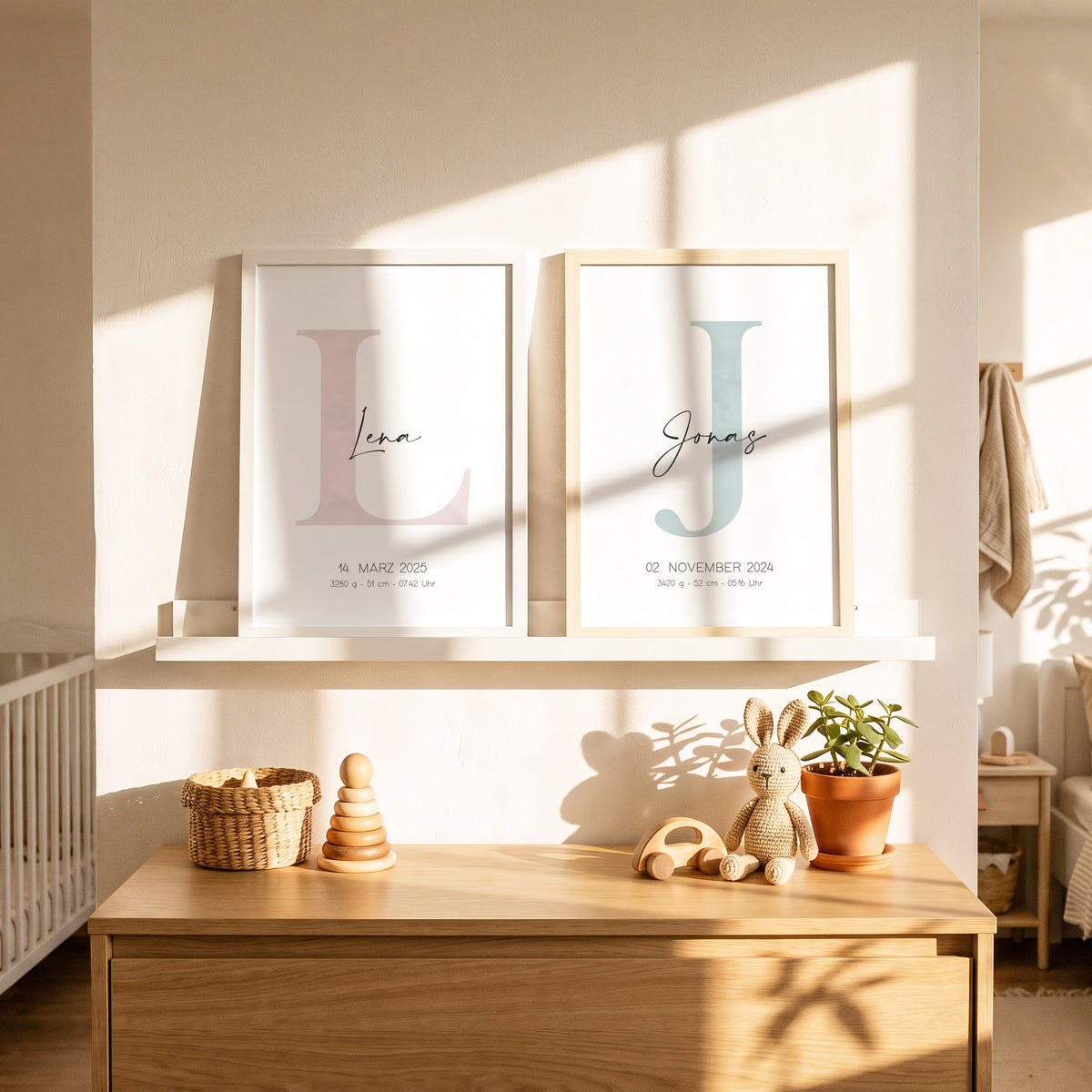 Zwei Geburtsposter für Geschwister, Lena in Altrosa und Jonas in Pastellblau, auf einer Bilderleiste im Kinderzimmer