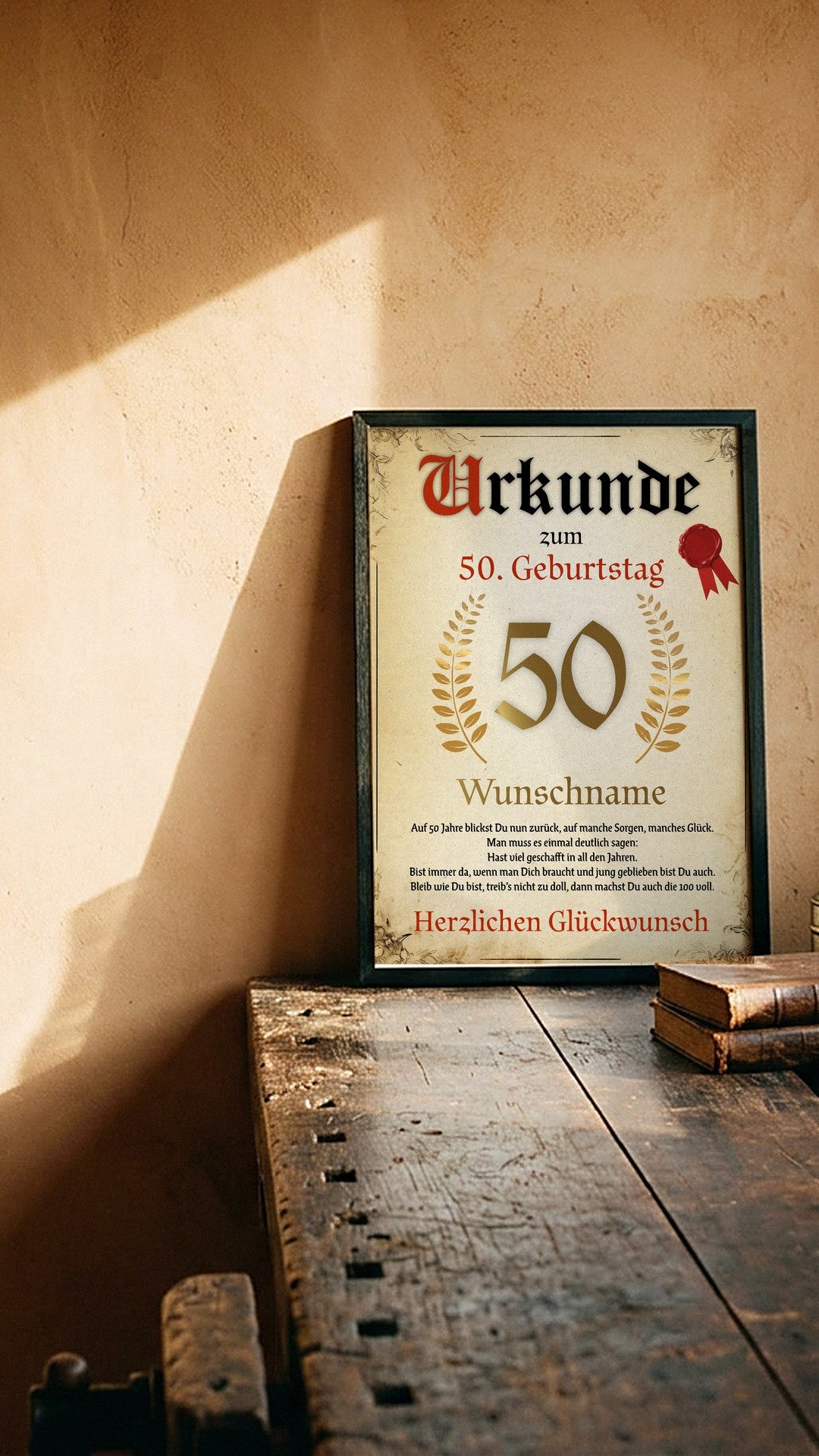 Gerahmte Geburtstagsurkunde im Vintage-Stil an einer warmen Lehmwand, daneben eine Öllampe und alte Bücher