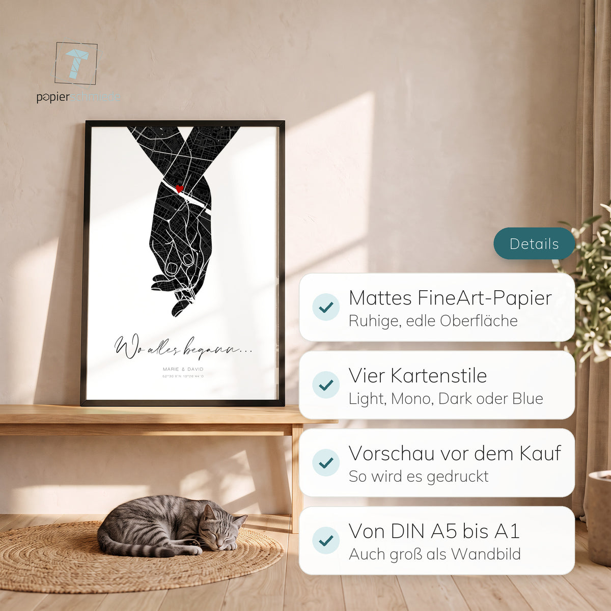 Dunkles Hand-in-Hand-Kartenposter im schwarzen Holzrahmen auf einer Bank, davor eine schlafende Katze, mit Details zu Papier, vier Kartenstilen, Vorschau und Formaten