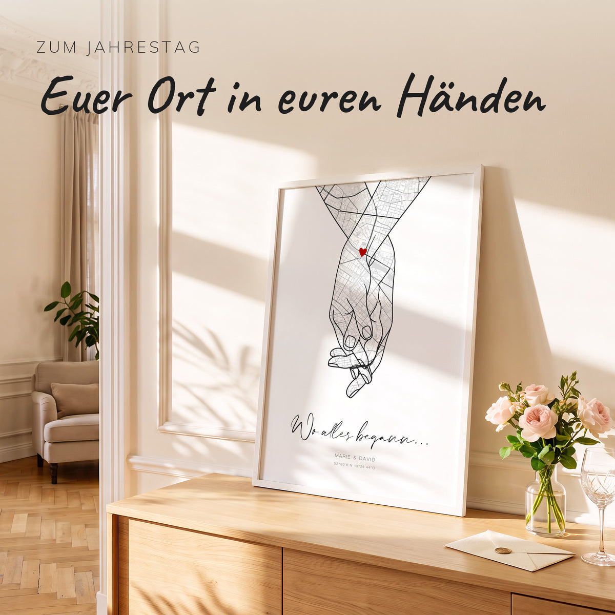 Hand-in-Hand-Kartenposter im weißen Holzrahmen auf einem Sideboard mit Rosen, Überschrift Euer Ort in euren Händen, zum Jahrestag