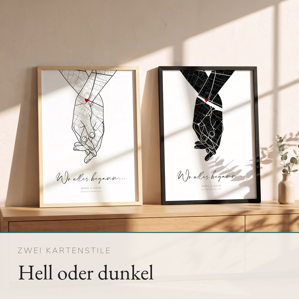 Zwei Hand-in-Hand-Kartenposter nebeneinander, hell und dunkel, im natur- und schwarzen Holzrahmen