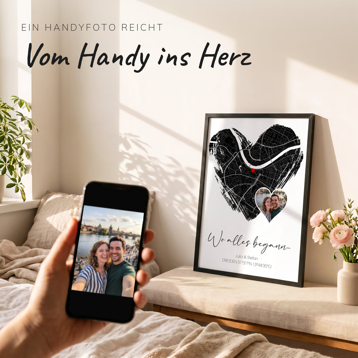 Handy mit dem Paarfoto vor dem fertigen Poster, auf dem dasselbe Foto im kleinen Herz sitzt