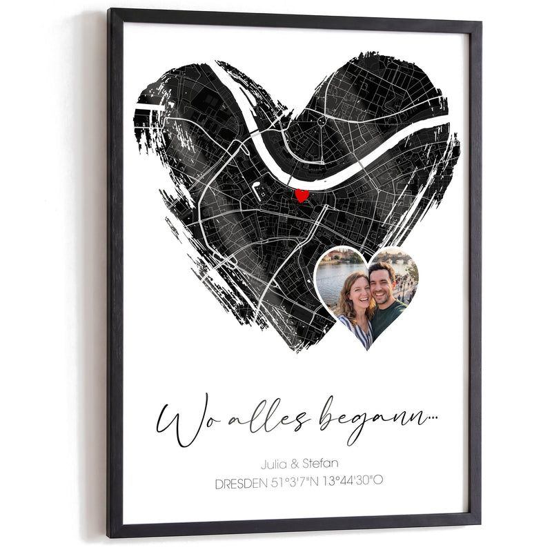 Wo-alles-begann-Poster mit Foto: dunkle Stadtkarte von Dresden als Herz mit Pinselrand, kleines Herz mit Paarfoto, Titel, Namen und Koordinaten, im schwarzen Holzrahmen auf Weiß